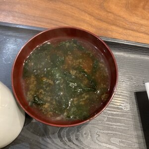 甘いキャベツとわかめのお味噌汁